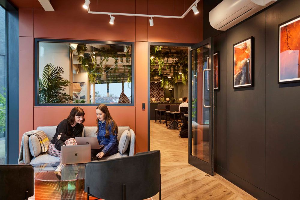 Modern meeting room with cozy seating, ideal for brainstorming and collaboration.