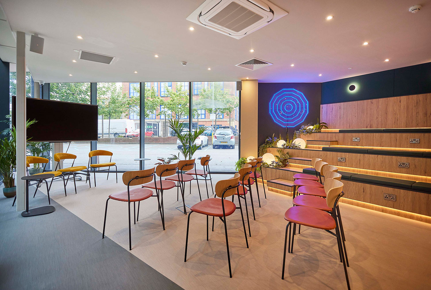 Modern meeting space with tiered seating, ideal for workshops and presentations.