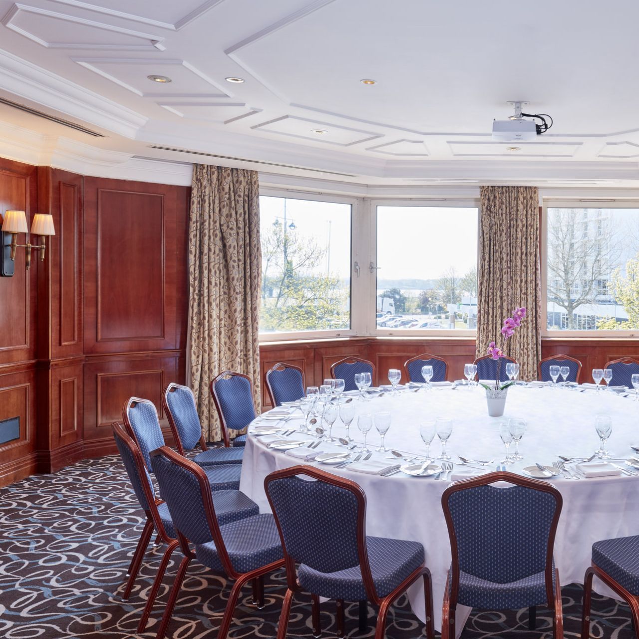 Elegant meeting room with round table, perfect for corporate events and banquets.