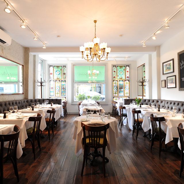 Elegant restaurant setting in Le Salon Privé, ideal for intimate gatherings and corporate events.