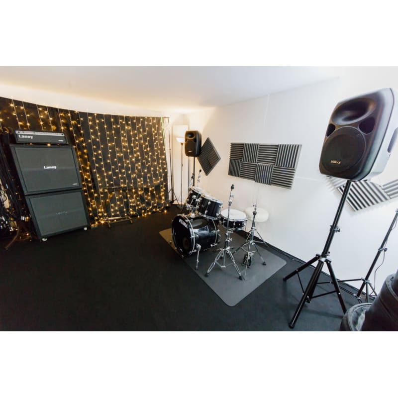 Versatile rehearsal studio with drum kit, ideal for music workshops and team-building events.