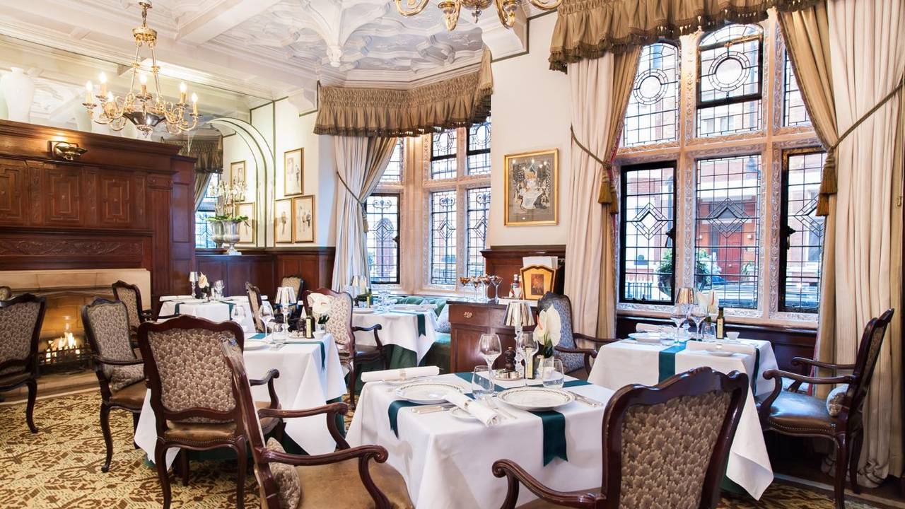 Elegant dining room at Cheneston's Restaurant, ideal for upscale events and private dinners.