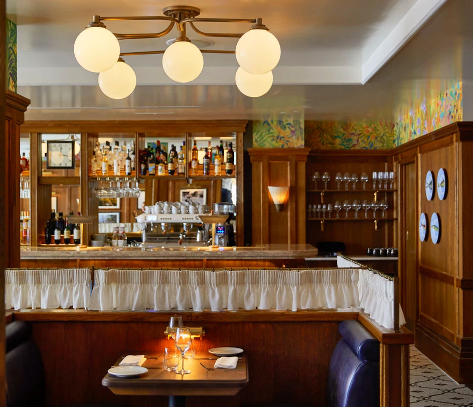 Sophisticated bar at Brasseria Notting Hill, ideal for networking events and gatherings.