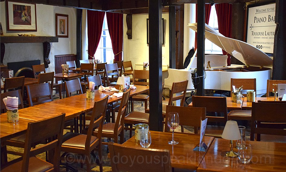 Piano Room in Toulouse Lautrec: elegant space with piano for intimate gatherings and events.
