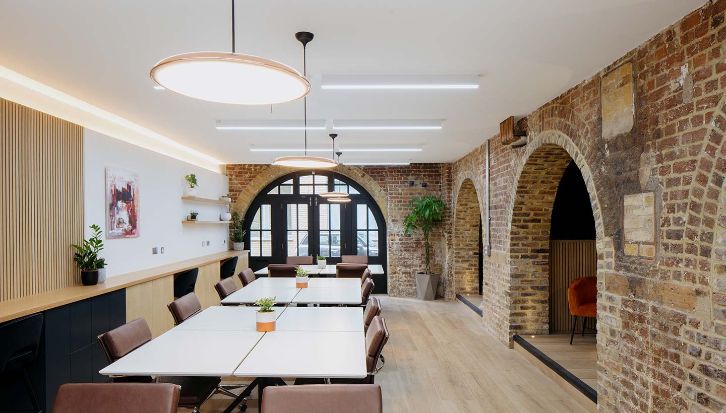 Modern meeting space with natural light, ideal for workshops and brainstorming sessions.