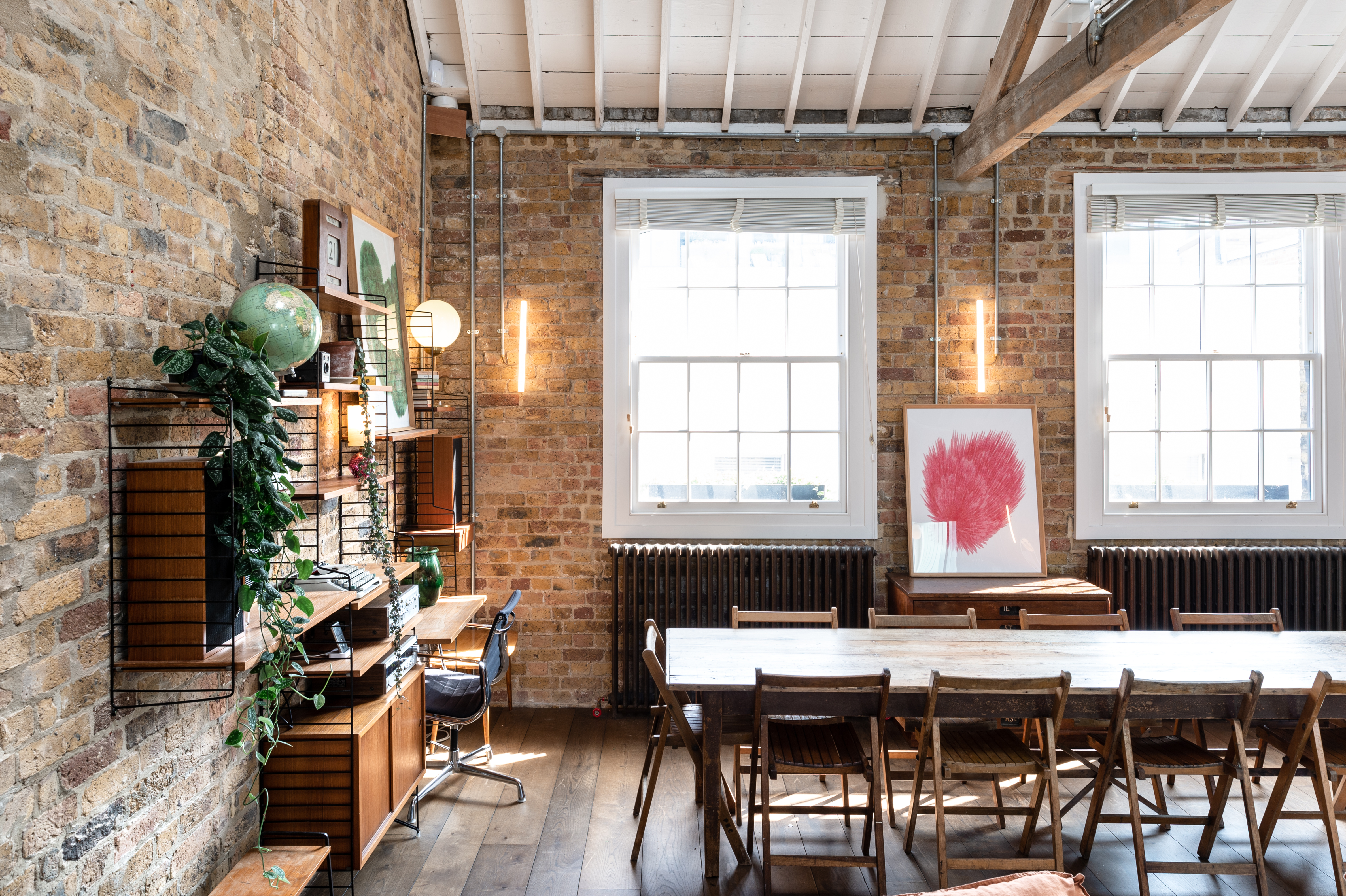 Loft Studio with exposed brick, ideal for creative workshops and meetings.