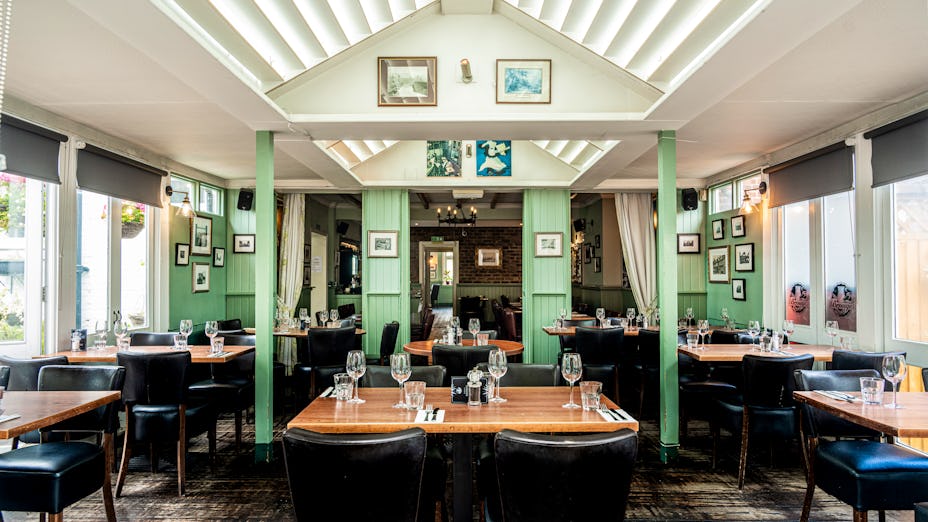 Charming restaurant garden in Twickenham, perfect for events and gatherings.