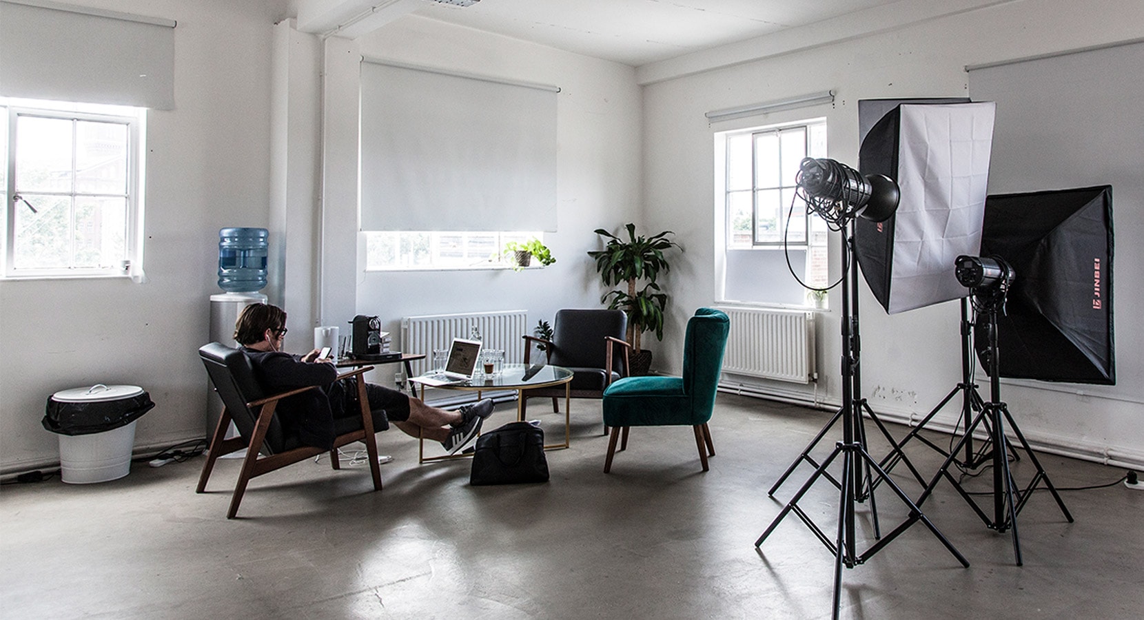 Recording booth in BLOC with natural light, ideal for hybrid events and multimedia presentations.