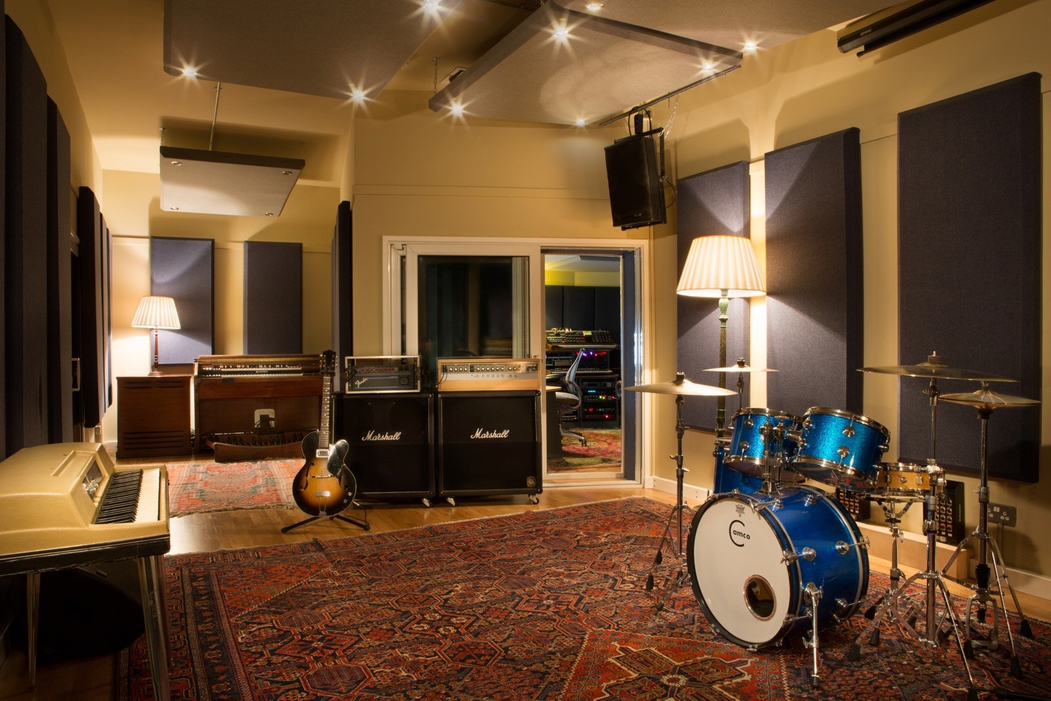 Recording studio with acoustic panels, ideal for creative workshops and team-building events.