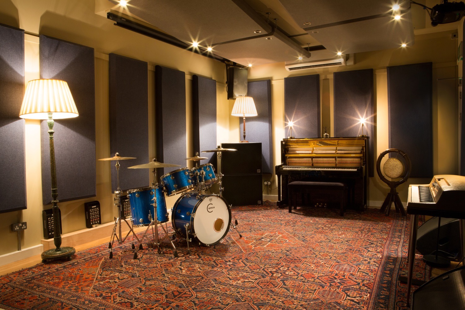 Recording studio with acoustic panels, ideal for creative workshops and gatherings.