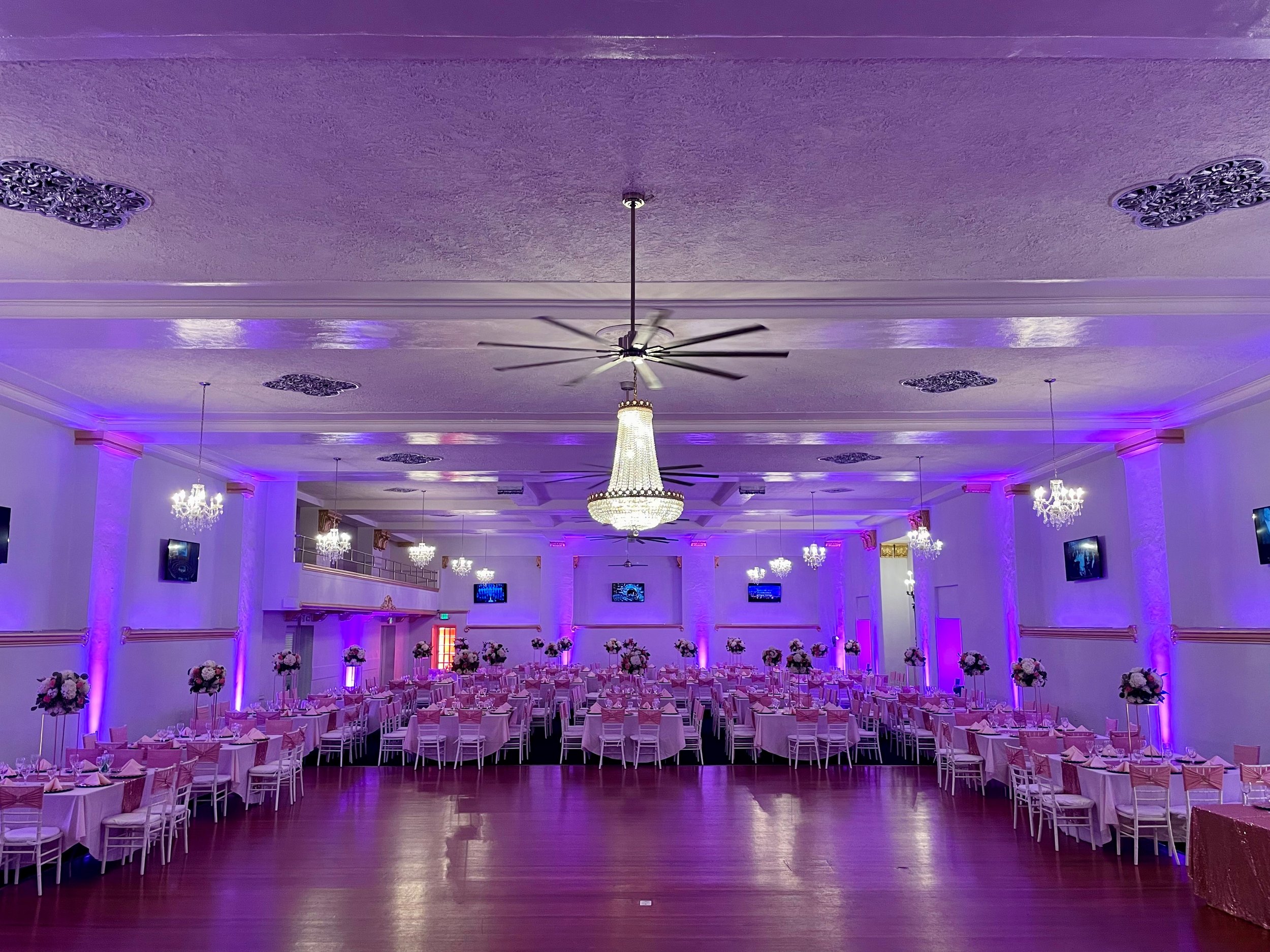 Elegant event space in Casa Vertigo with chandeliers, ideal for weddings and gatherings.