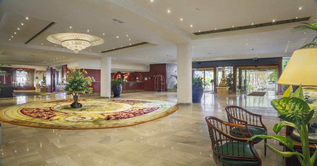 Elegant hotel lobby with chandelier, ideal for events and networking at Hotel Botánico.