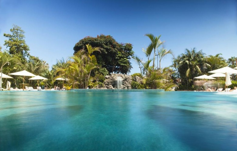 Miniclub pool at Hotel Botánico, ideal for outdoor events and relaxation.