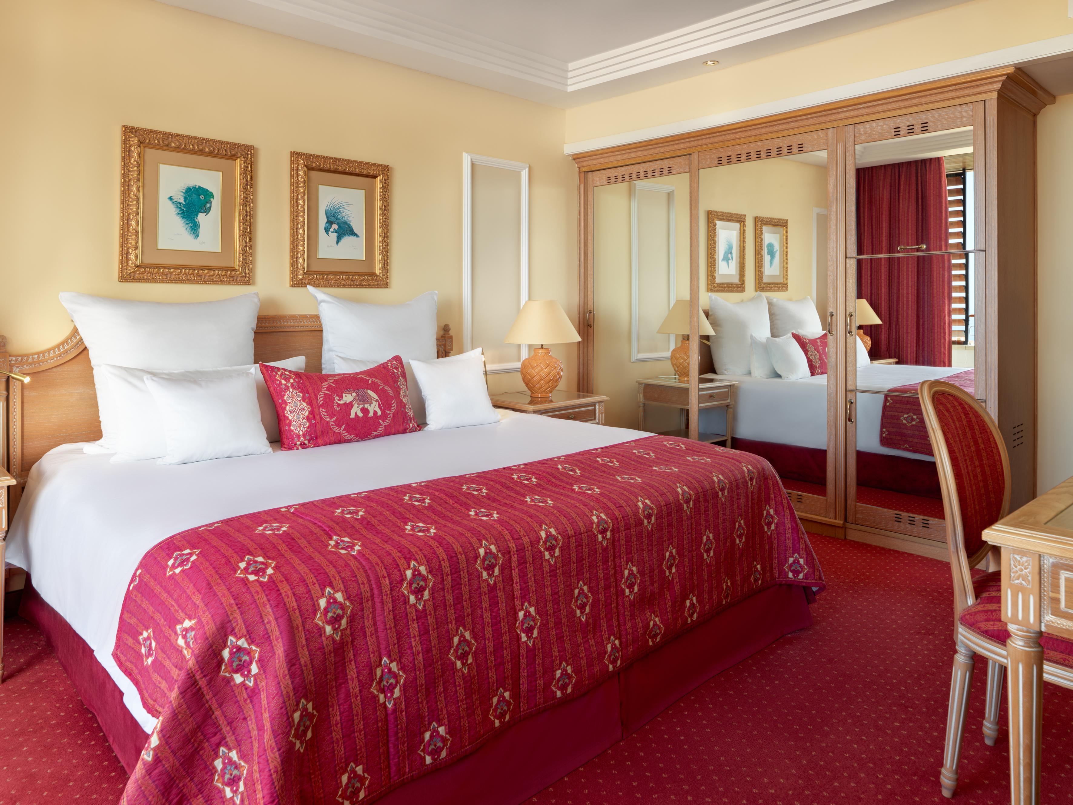 Queen Sirikit Suite at Hotel Botánico: elegant decor for relaxing post-conference stays.