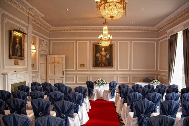 Traditional marquee meeting room with chandelier, ideal for conferences and presentations.