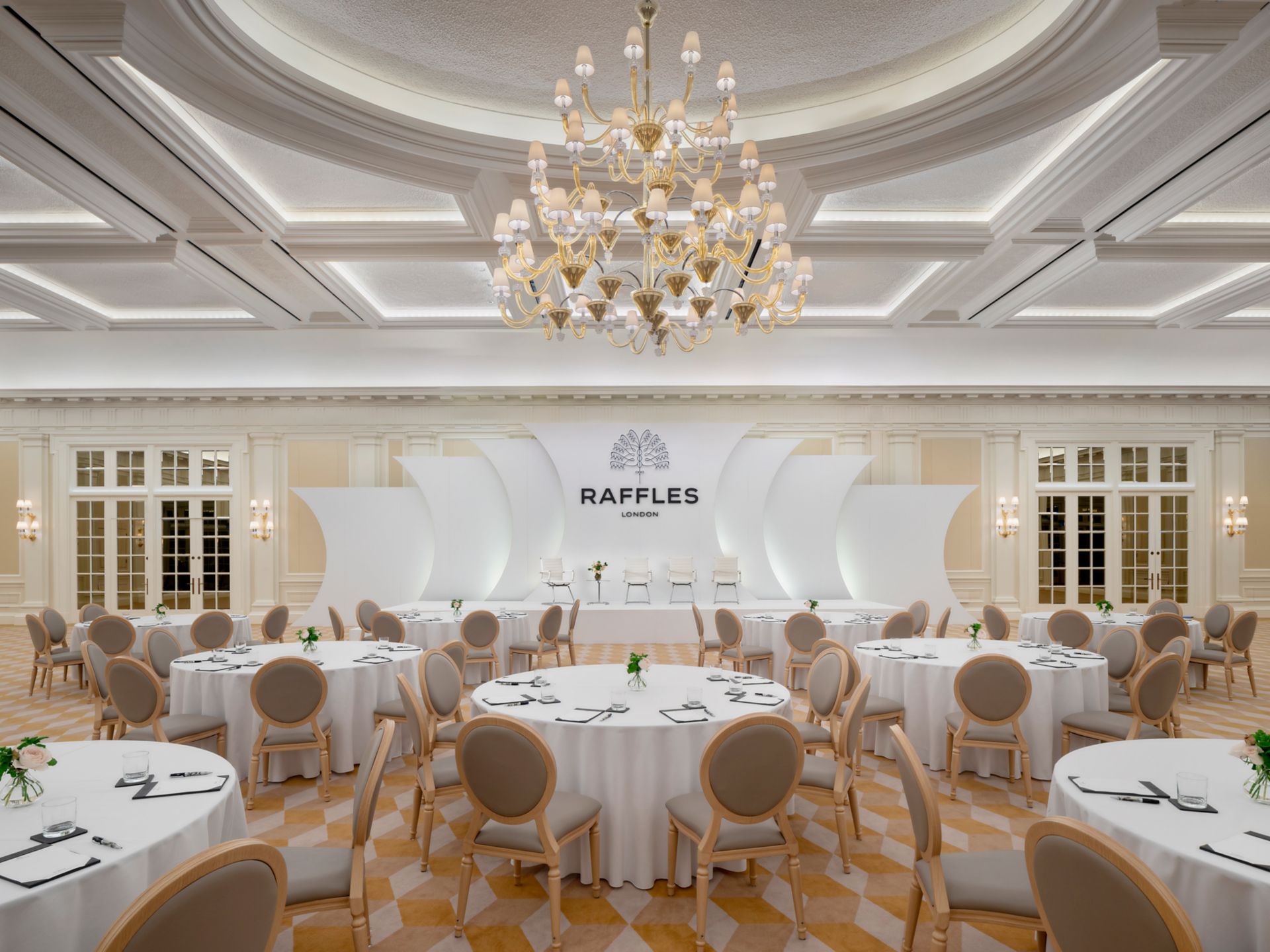 Elegant ballroom with round tables, ideal for gala dinners and high-end meetings.