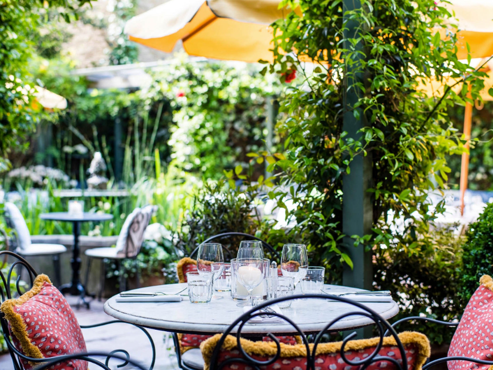 Charming outdoor dining at The Ivy In The Park, perfect for gatherings and events.