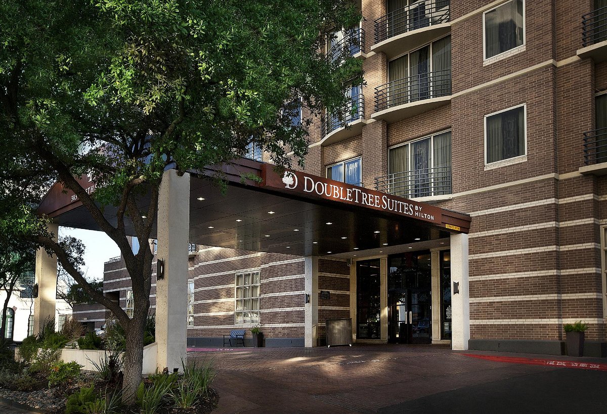 DoubleTree by Hilton Austin courtyard, modern architecture, corporate events venue.