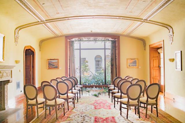 Elegant meeting room with circular chairs, ideal for workshops and corporate events.