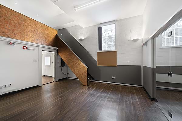 Modern meeting room with natural light, ideal for workshops and team gatherings.