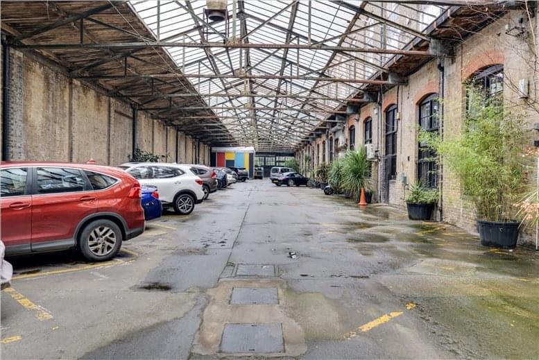 Spacious industrial venue with exposed brick, ideal for creative events and networking.