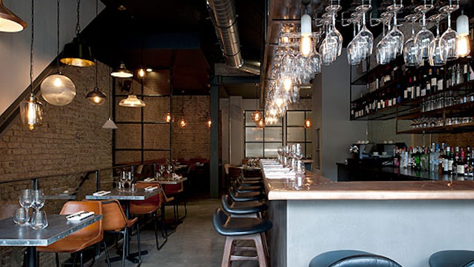 Modern bar in Margaux with warm lighting, perfect for events and meetings.