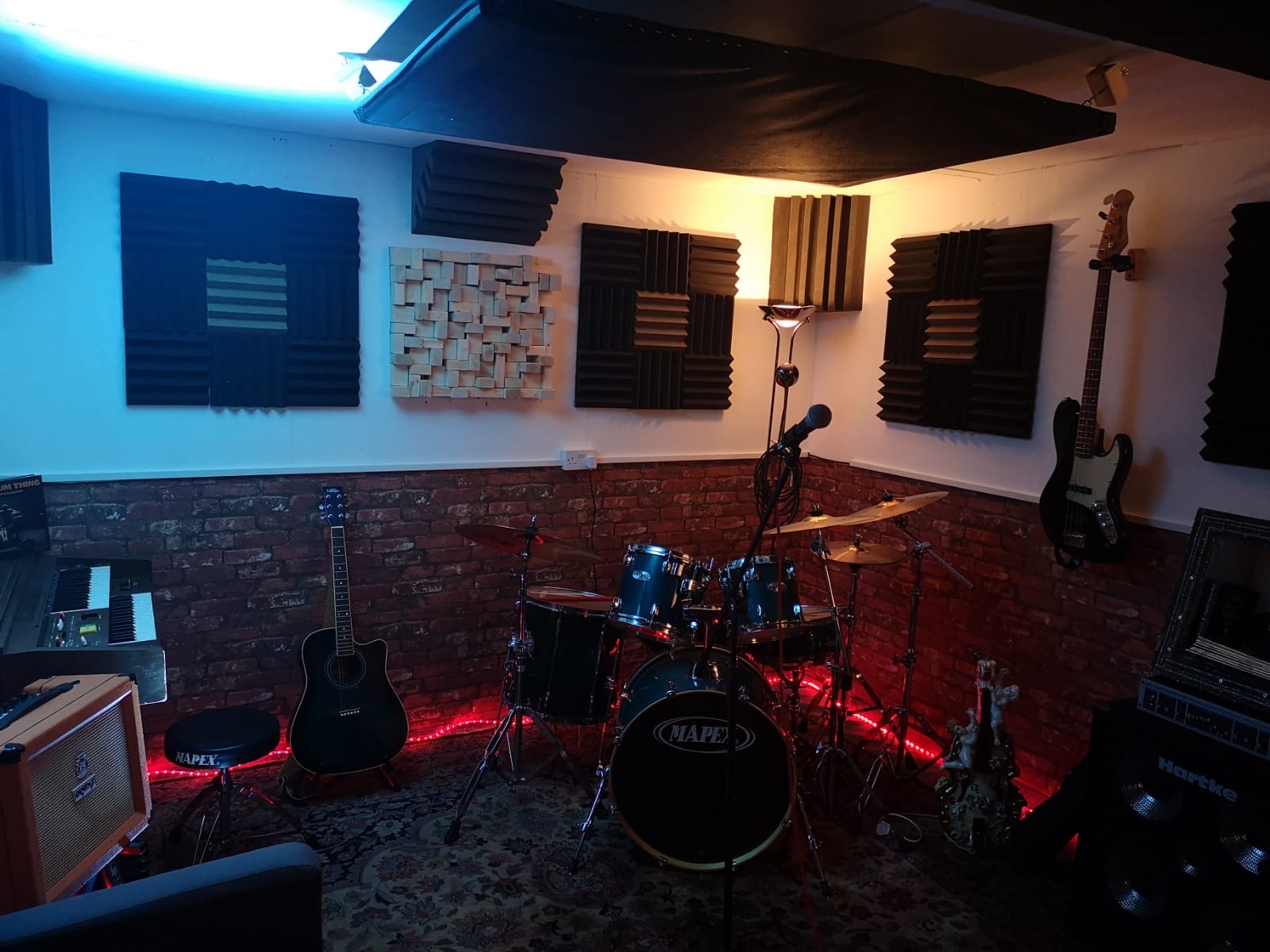 Rug'n'Roll Studio: soundproof rehearsal space for live music events with ambient lighting.