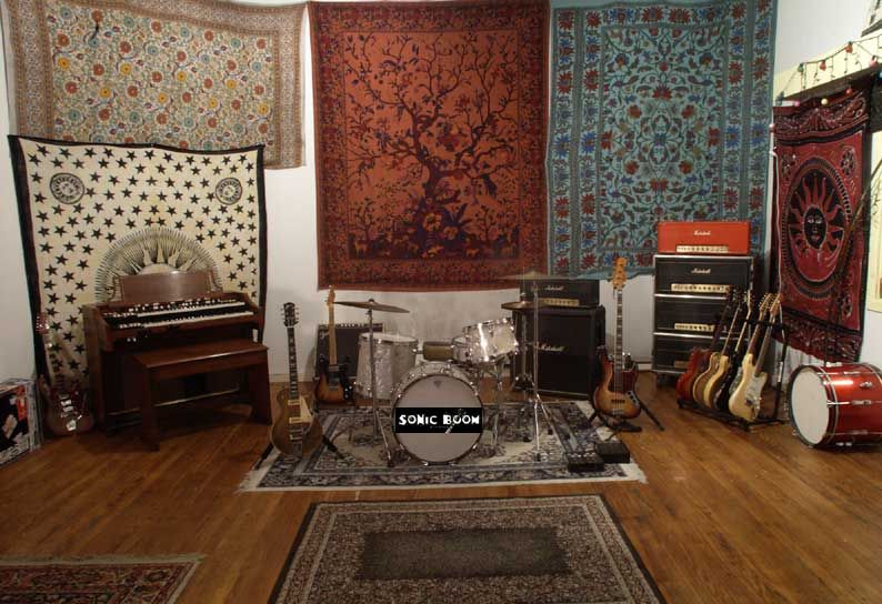 Vibrant Rug'n'Roll Studio with eclectic instruments for creative music events and workshops.