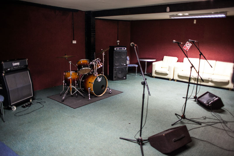 Rug'n'Roll Studio: versatile rehearsal space for music events with drum kit and microphones.