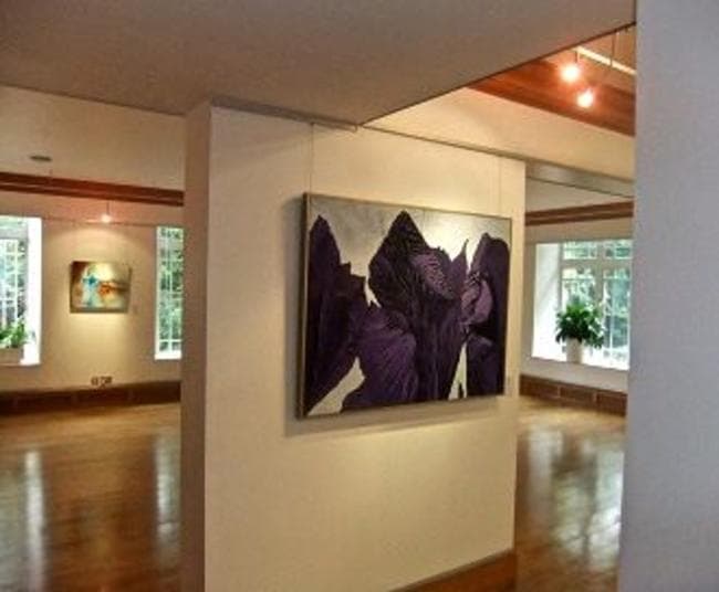 Well-lit Knapp Gallery showcasing contemporary art, ideal for exhibitions and networking events.