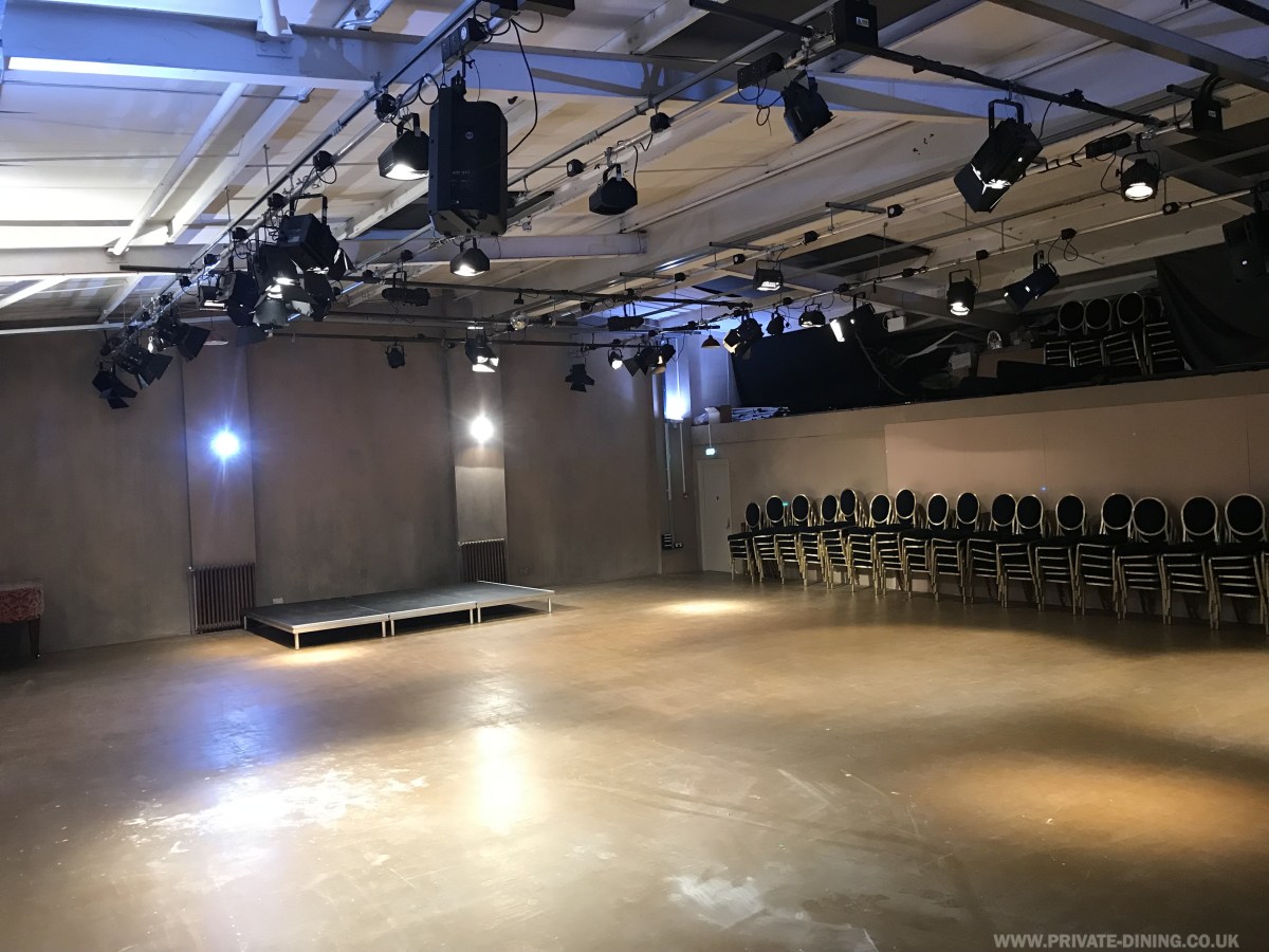 Versatile minimalist event space with adjustable lighting for workshops and performances.