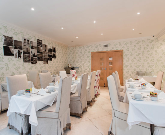Breakfast Room at Ashburn Hotel, elegant decor for intimate meetings and conferences.