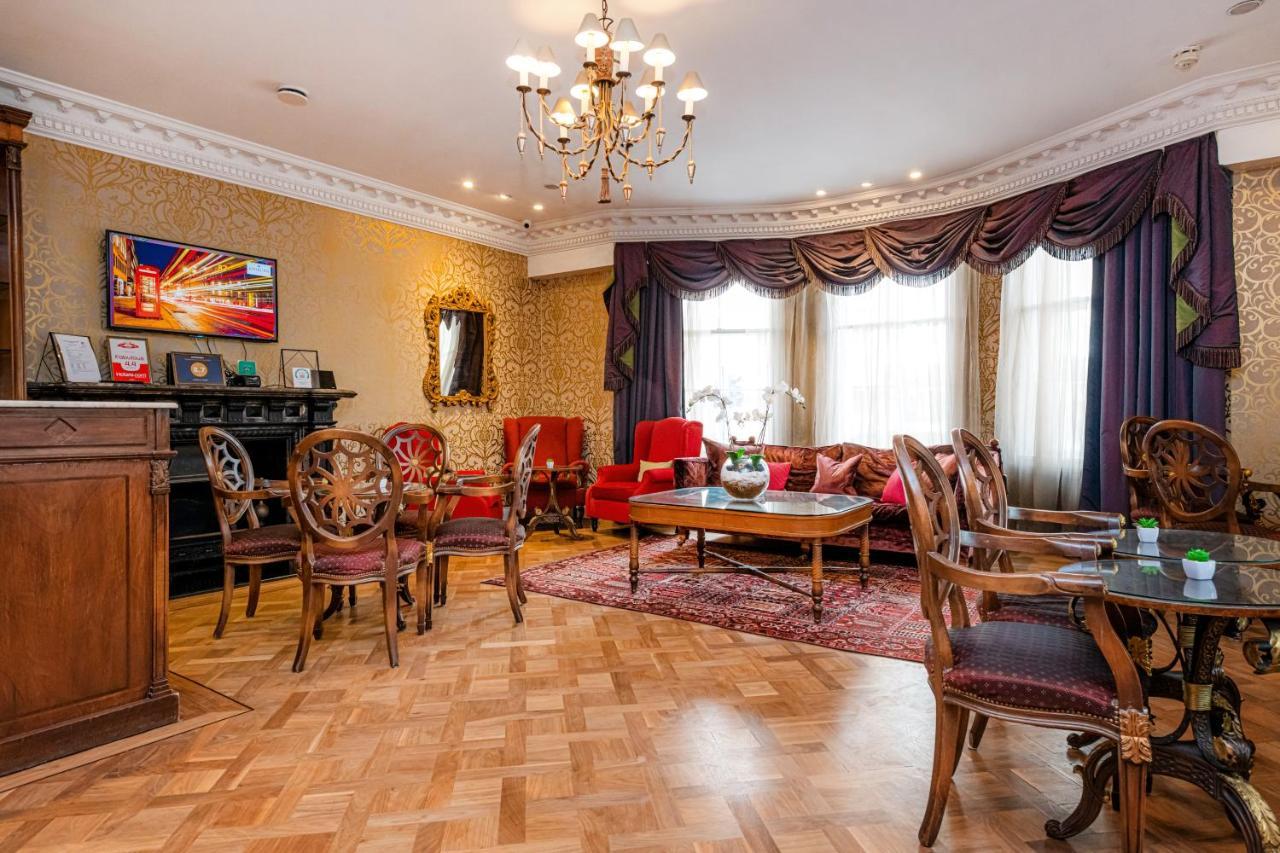 Elegant Ashburn Hotel breakfast room with plush seating, ideal for meetings and networking.