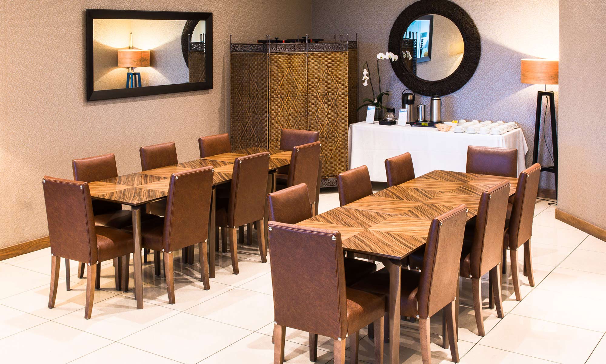 Clubhouse in The Shire London: elegant meeting space for workshops and gatherings.