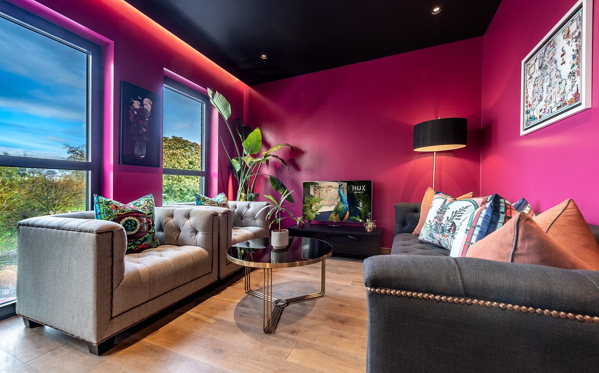 Vibrant meeting space at Hux Hotel with bold pink walls for creative gatherings.