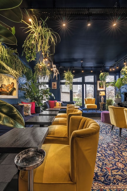 Vibrant event space at Hux Hotel with blue walls, ideal for networking and meetings.