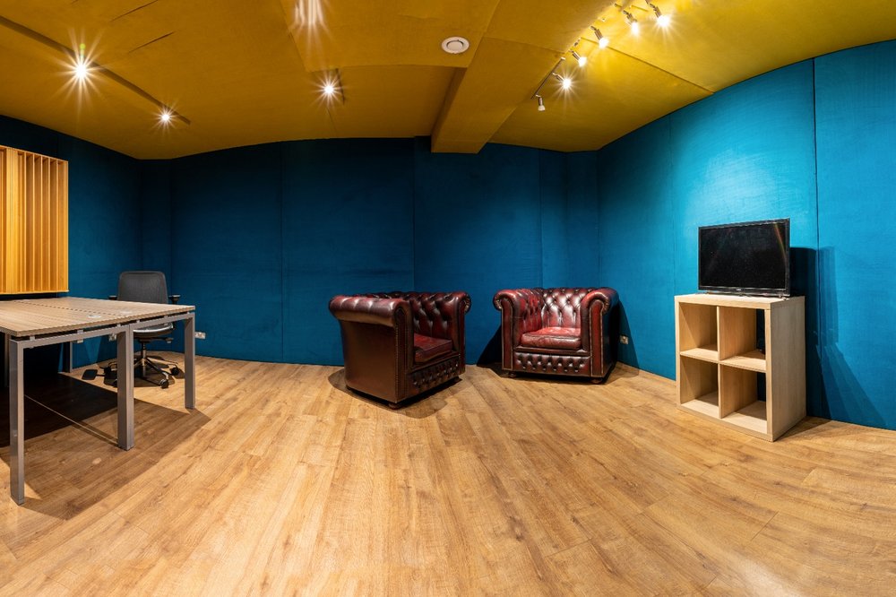 Cozy meeting space at FOMO Bar & Restaurant, ideal for informal discussions and events.