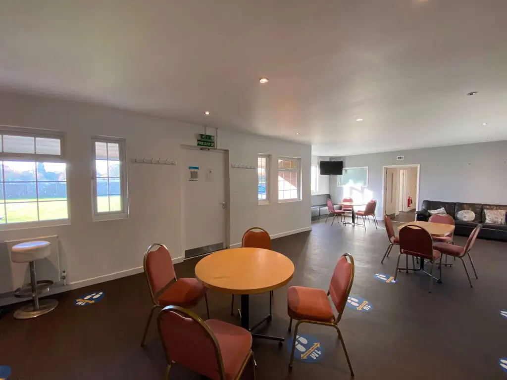 Versatile meeting space with round table, ideal for professional events and gatherings.