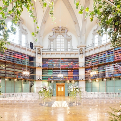 Elegant Octagon event space with high ceilings, ideal for weddings and meetings.