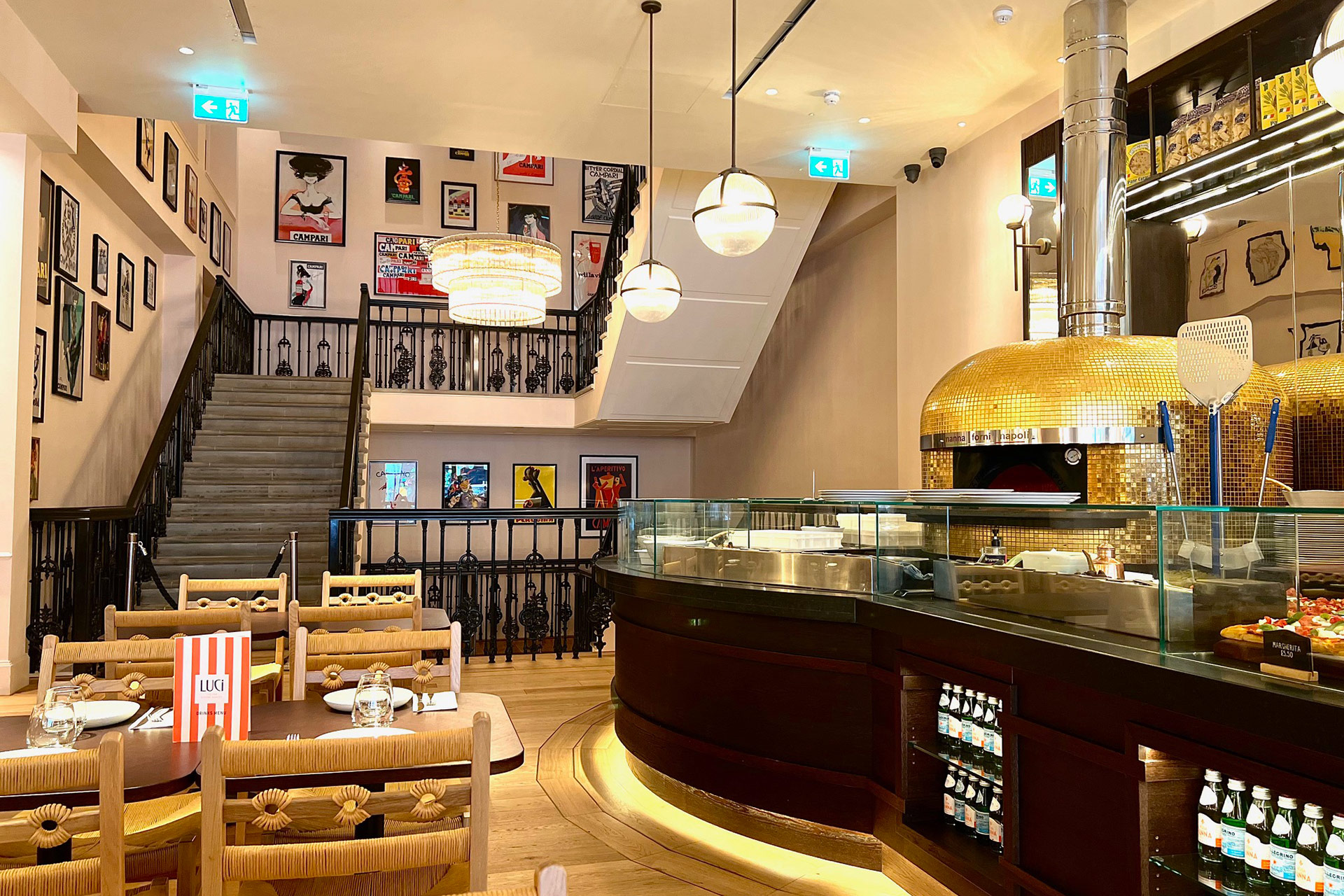 Stylish dining room in Luci, perfect for intimate meetings and events.