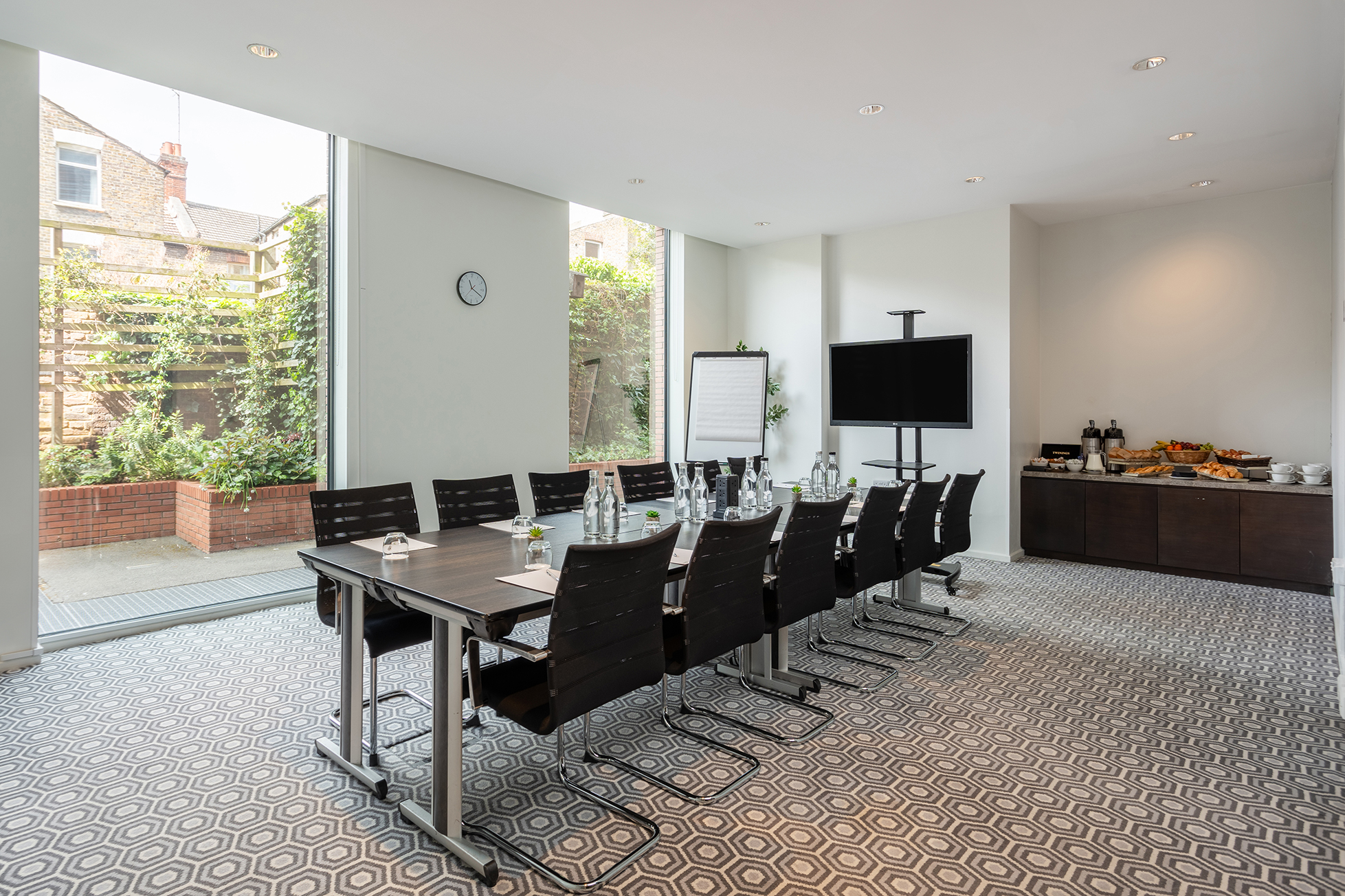 Modern meeting room with sleek table, ideal for corporate events and presentations.