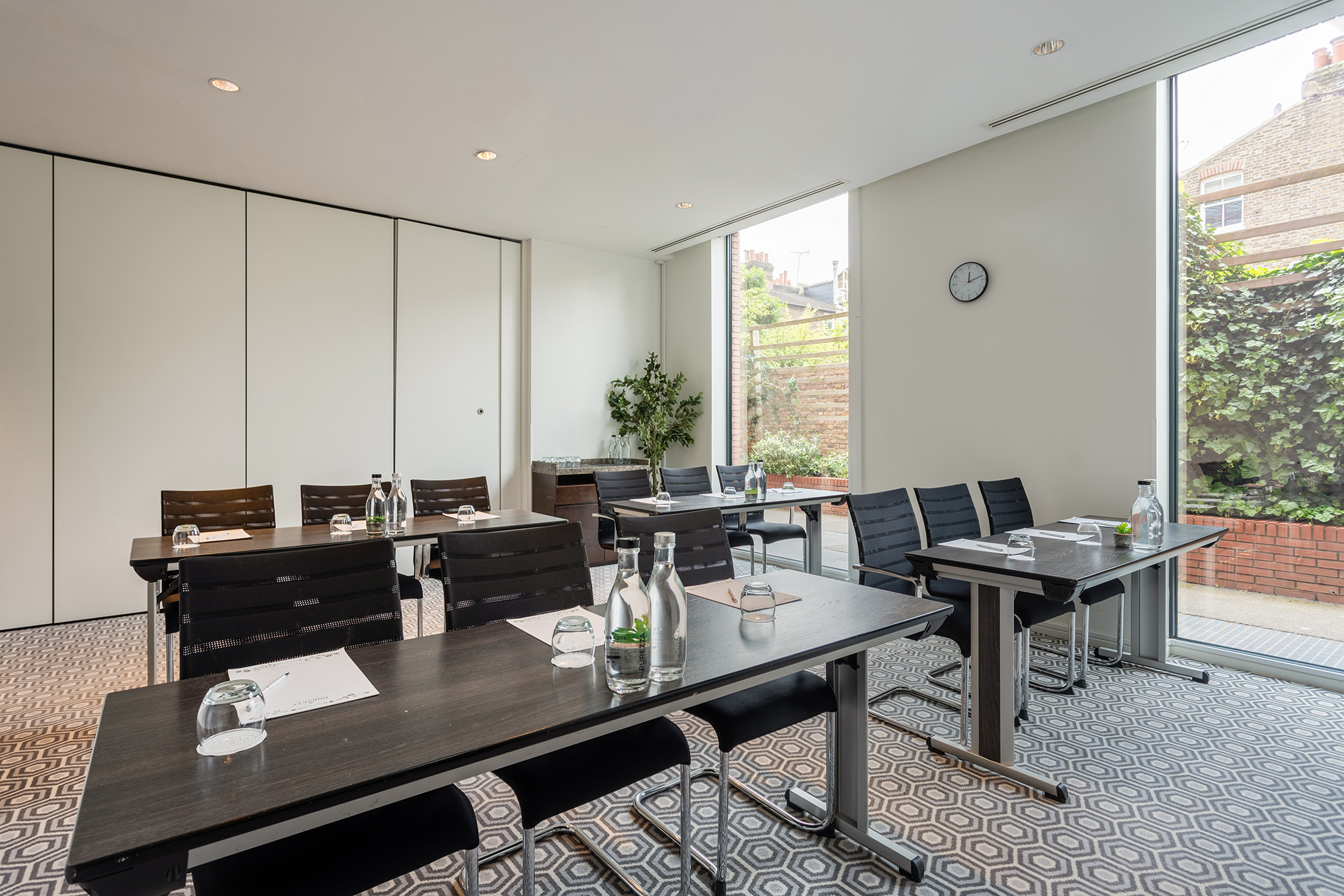 Modern meeting room with natural light, ideal for corporate events and workshops.
