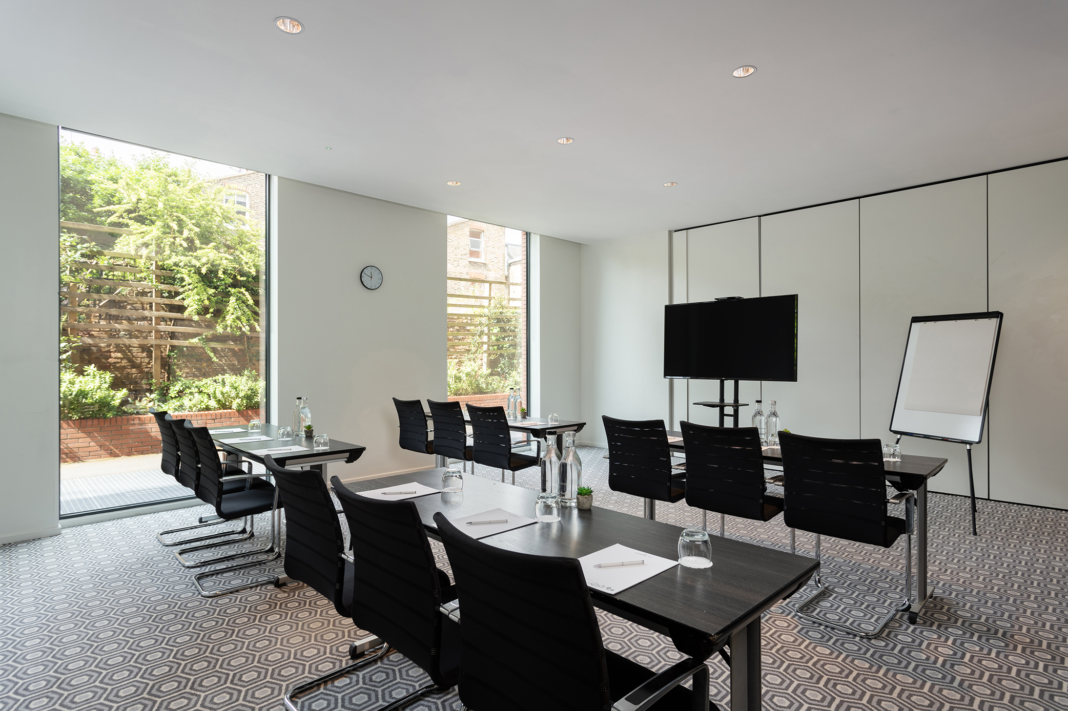 Modern meeting room with projector, ideal for presentations and brainstorming sessions.