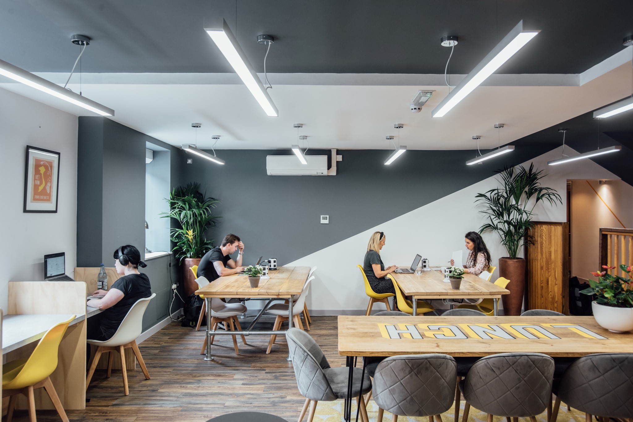 Modern co-working space with bright lighting, ideal for meetings and workshops.
