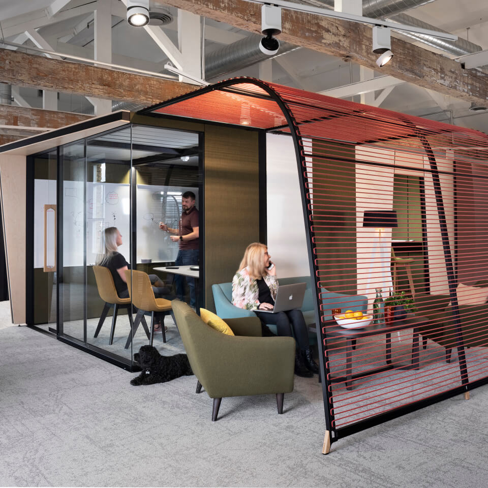 Modern flexible meeting space in incspaces Barcelona for collaboration and creativity.