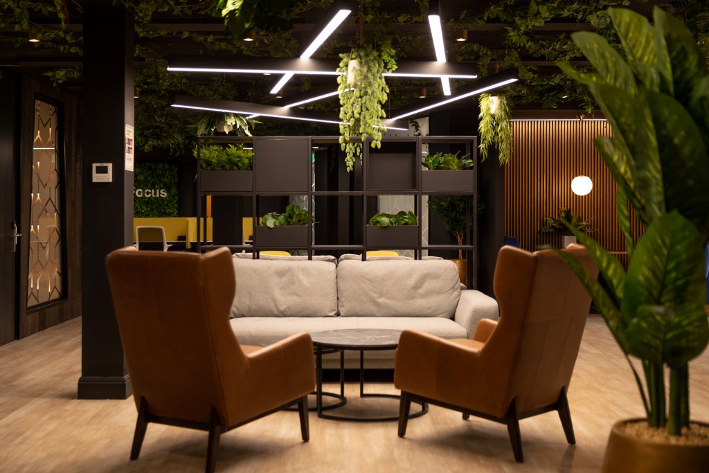 Modern lounge area in incspaces Barcelona for networking and informal meetings.