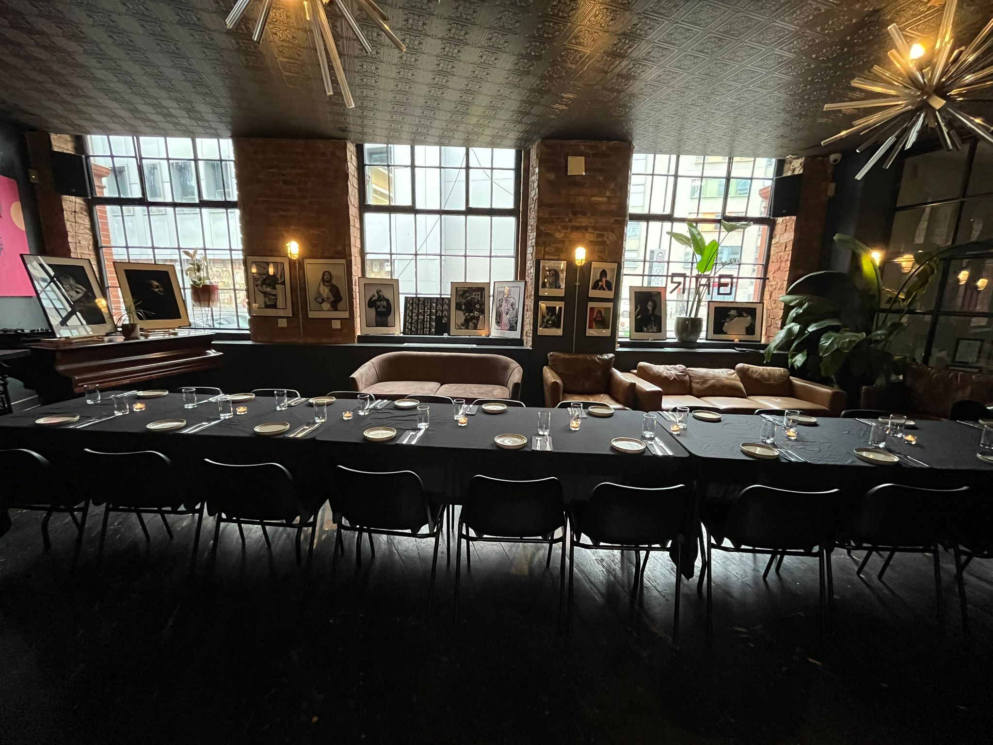 Stylish Lounge Bar event space with elegant table, ideal for gatherings and meetings.