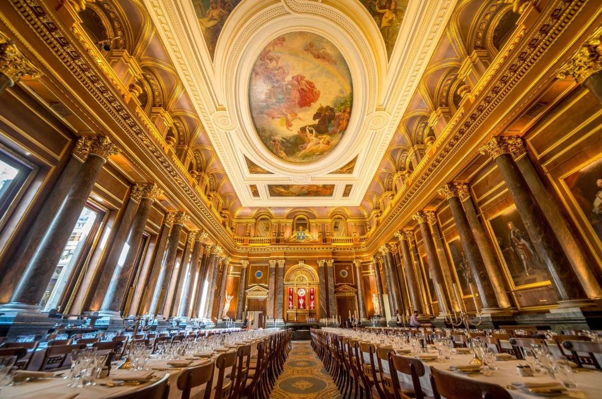 "Opulent banquet hall with high ceilings, ideal for galas and corporate events."