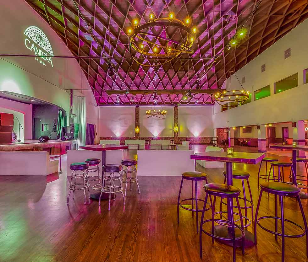 Modern event space with high ceilings, ideal for gatherings and performances at Candela La Brea.