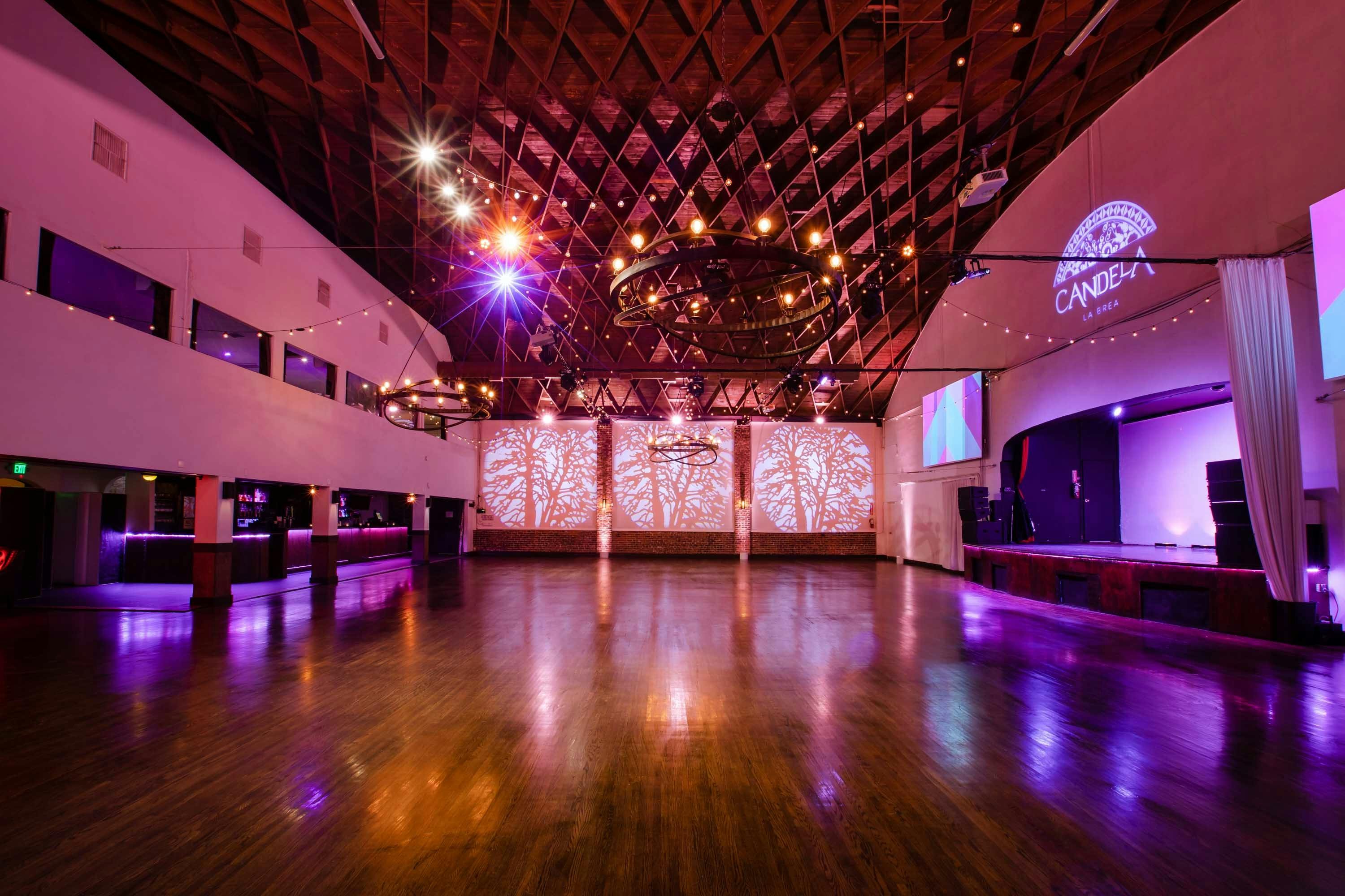 Spacious modern event venue with elegant lighting in Candela La Brea for corporate events.
